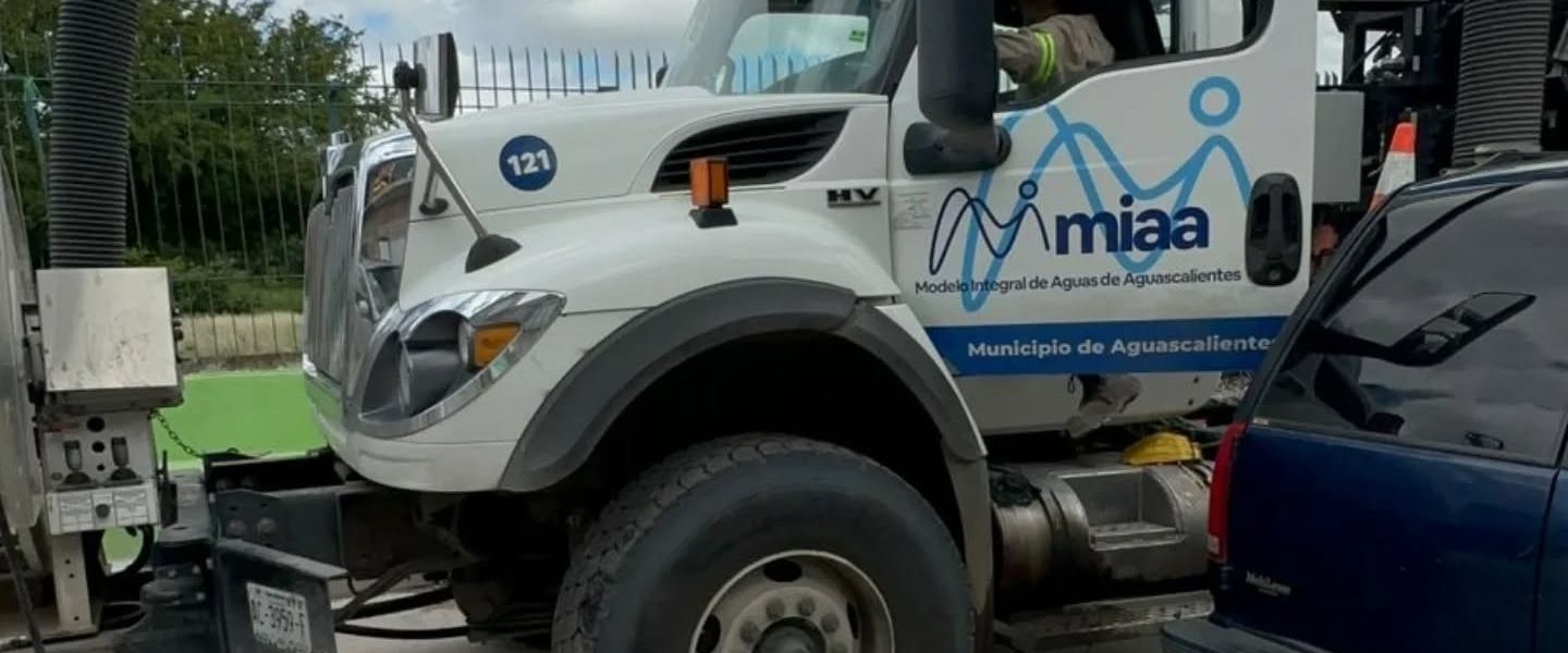 Estamos realizando trabajos de desazolve en la zona oriente de la ciudad con el objetivo de solucionar la problemática de alcantarillas que se encuentran taponeadas por basura y escombro