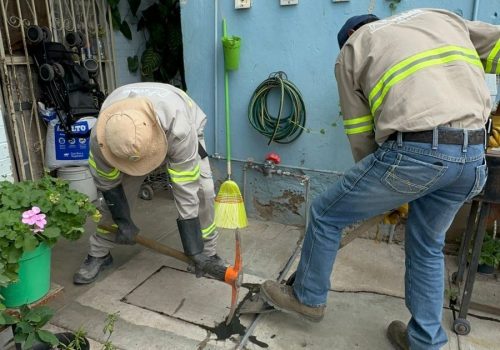 Trabajamos en el desazolve de un domicilio particular para mejorar el flujo de las aguas residuales