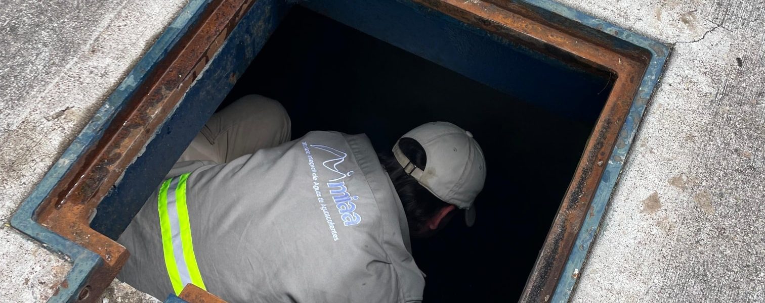 Realizaremos los trabajos y maniobras necesarias para la reparación de una fuga de agua potable, la cual se originó por el daño de una pieza de conexión.