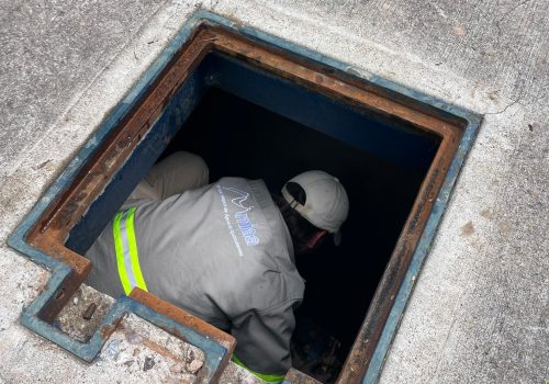 Realizaremos los trabajos y maniobras necesarias para la reparación de una fuga de agua potable, la cual se originó por el daño de una pieza de conexión.