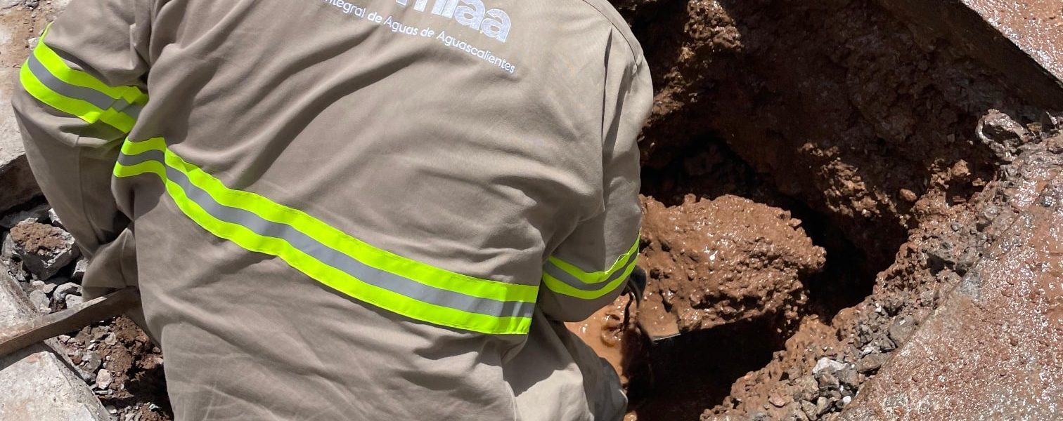 Detectamos una fuga de agua potable en una vialidad, removeremos el concreto para realizar la reparación.