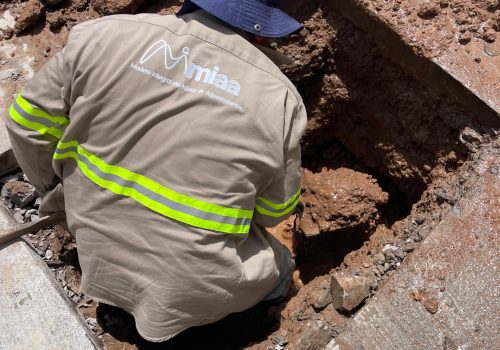 Detectamos una fuga de agua potable en una vialidad, removeremos el concreto para realizar la reparación.