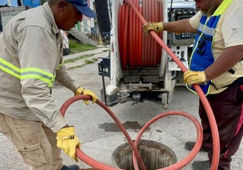 Diariamente realizamos trabajos de desazolve y limpieza en los diferentes pozos de visita que se encuentran en la ciudad.