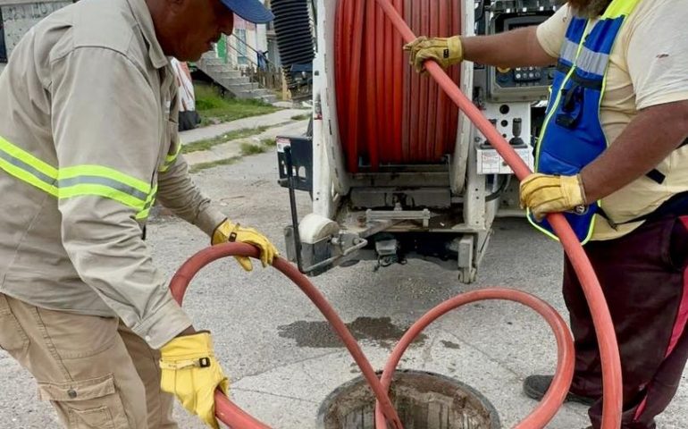 Diariamente realizamos trabajos de desazolve y limpieza en los diferentes pozos de visita que se encuentran en la ciudad.