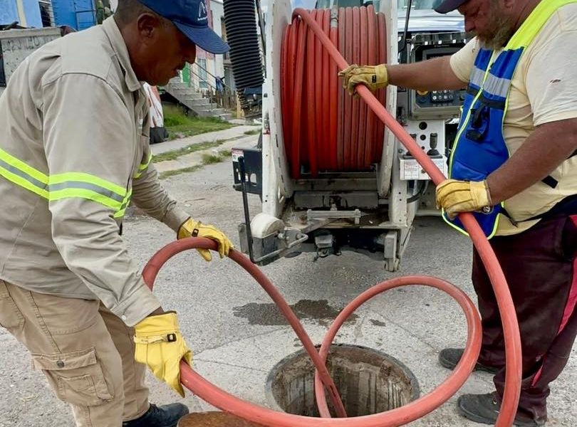 Diariamente realizamos trabajos de desazolve y limpieza en los diferentes pozos de visita que se encuentran en la ciudad.