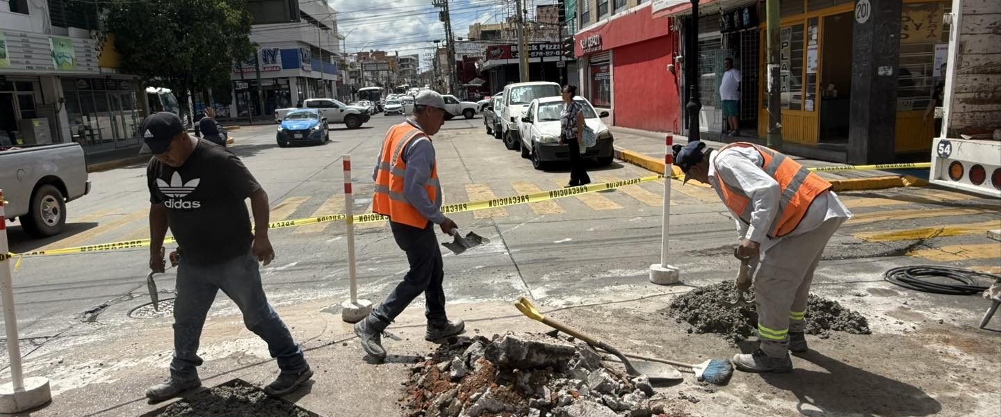 Nos encontramos nivelando el brocal de un pozo de vista y sustituyendo su tapa.