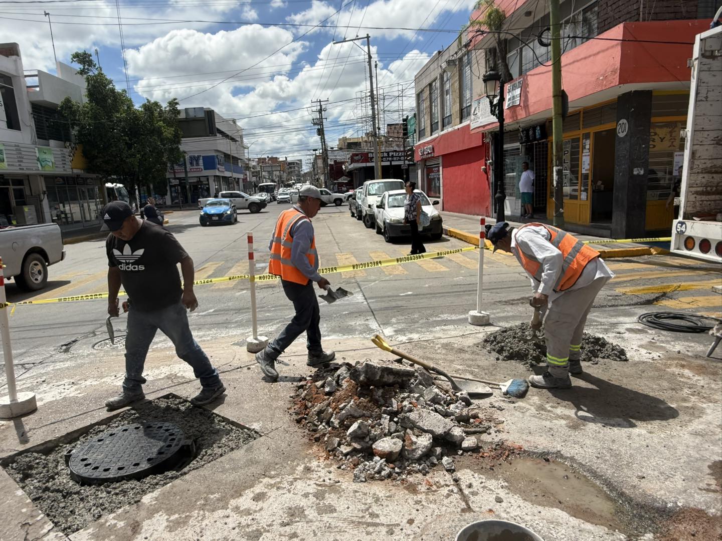 Nos encontramos nivelando el brocal de un pozo de vista y sustituyendo su tapa.
