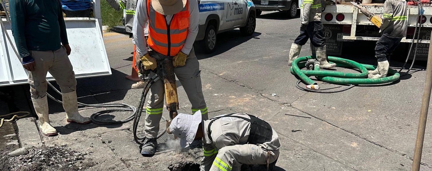 Después de reparar fugas de agua potable, nuestras cuadrillas realizan el bacheo para concluir exitosamente las maniobras