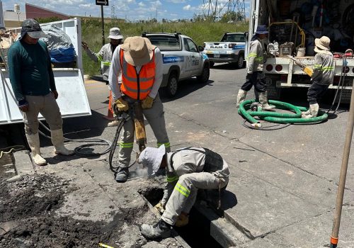Después de reparar fugas de agua potable, nuestras cuadrillas realizan el bacheo para concluir exitosamente las maniobras