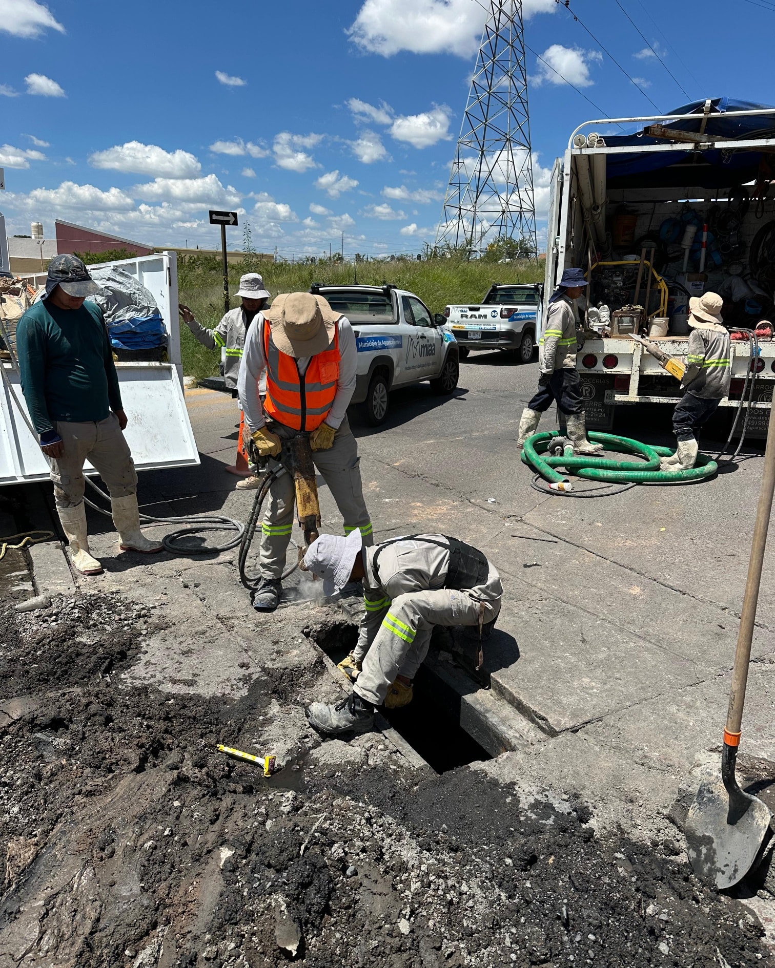 Después de reparar fugas de agua potable, nuestras cuadrillas realizan el bacheo para concluir exitosamente las maniobras