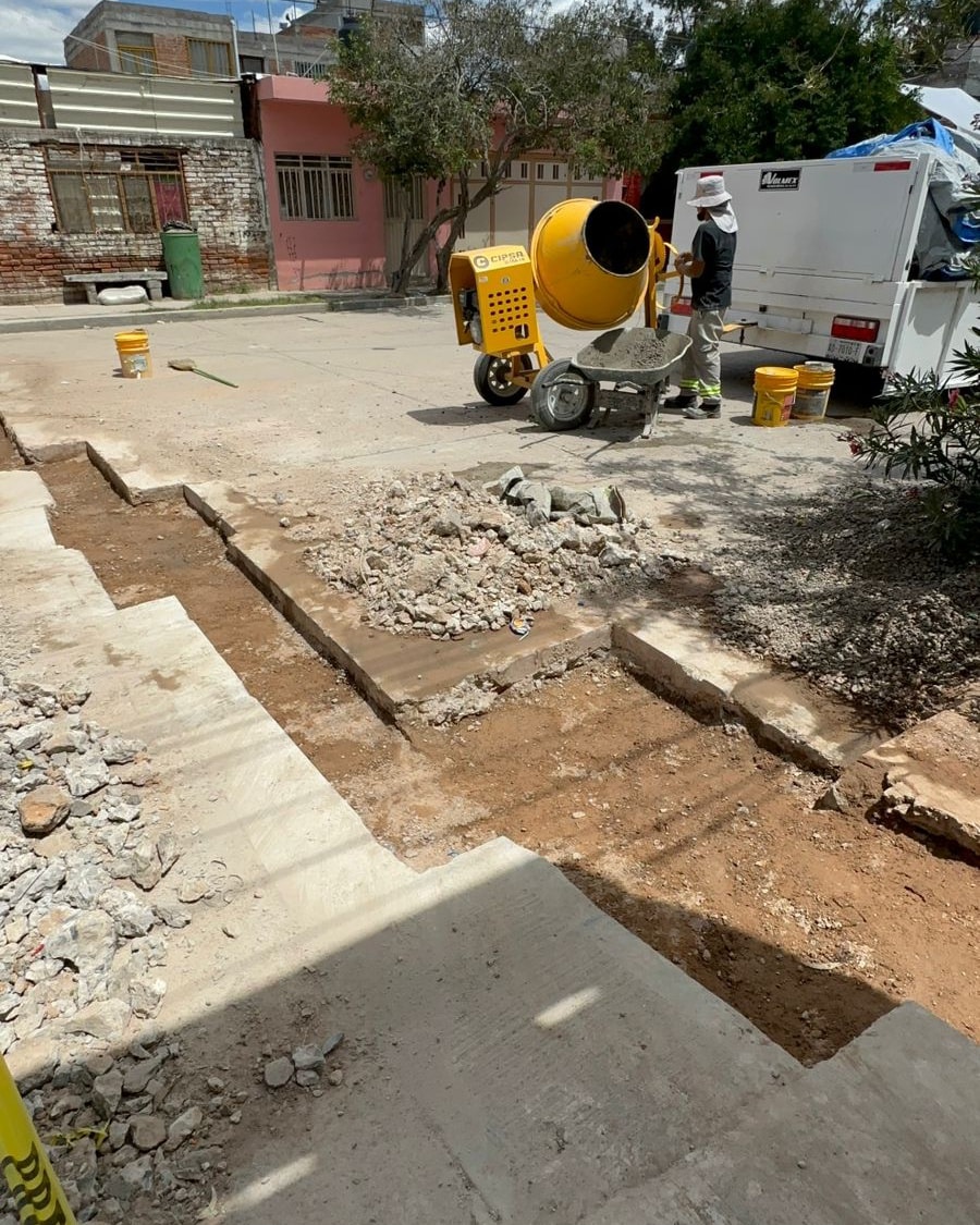 Trabajamos en el bacheo en diferentes zonas del municipio, para concluir de manera correcta cada una de nuestras maniobras y asegurar el bienestar de los usuarios