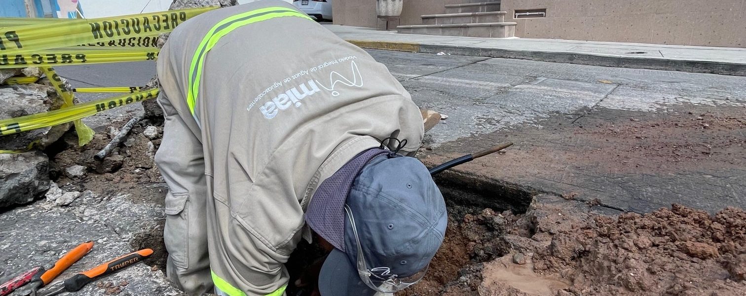 Realizamos la reparación de una fuga de agua potable en una vialidad, en la cual remplazamos las piezas dañadas para evitar el desperdicio de agua.
