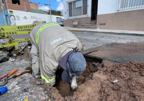 Realizamos la reparación de una fuga de agua potable en una vialidad, en la cual remplazamos las piezas dañadas para evitar el desperdicio de agua.