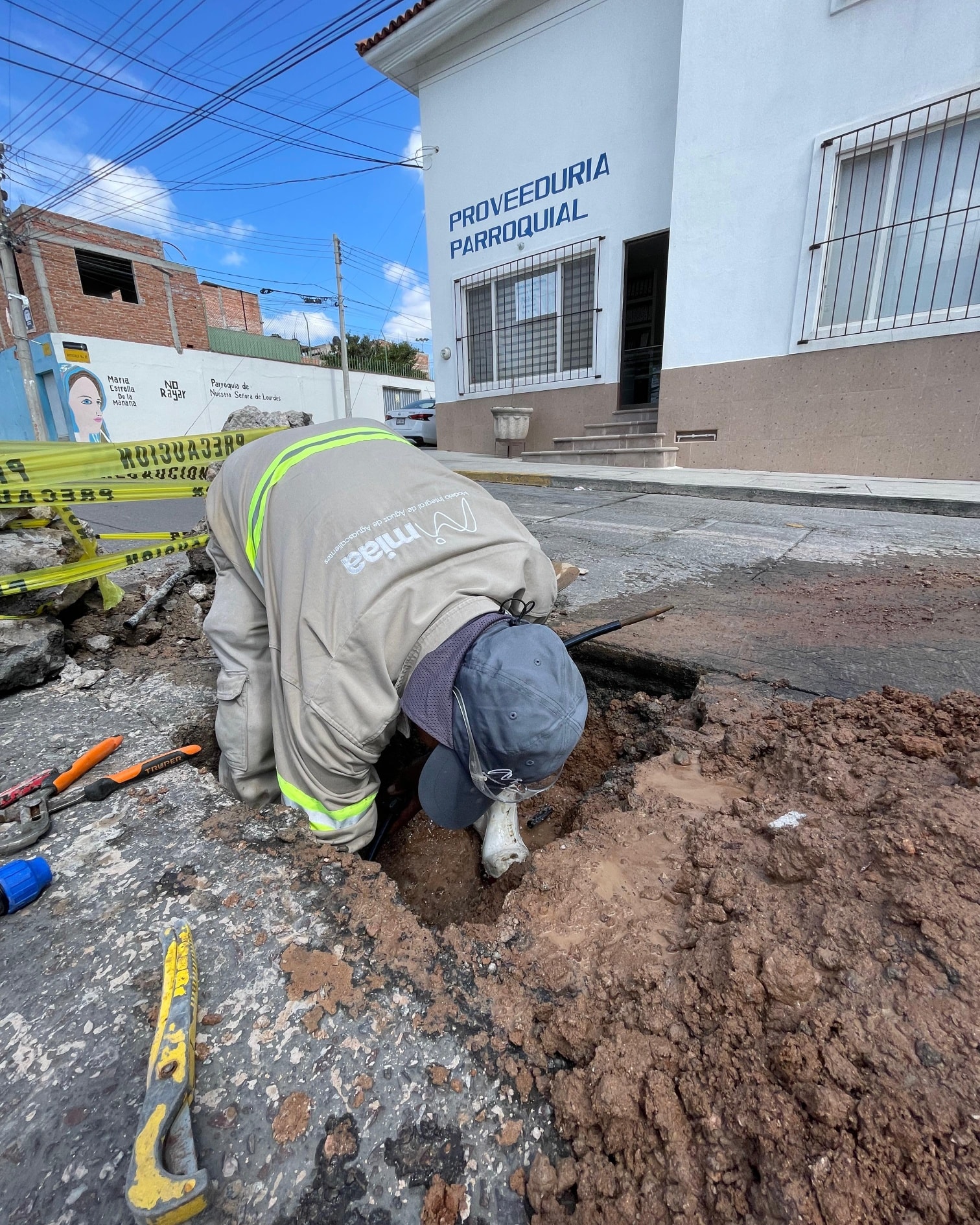 Realizamos la reparación de una fuga de agua potable en una vialidad, en la cual remplazamos las piezas dañadas para evitar el desperdicio de agua.