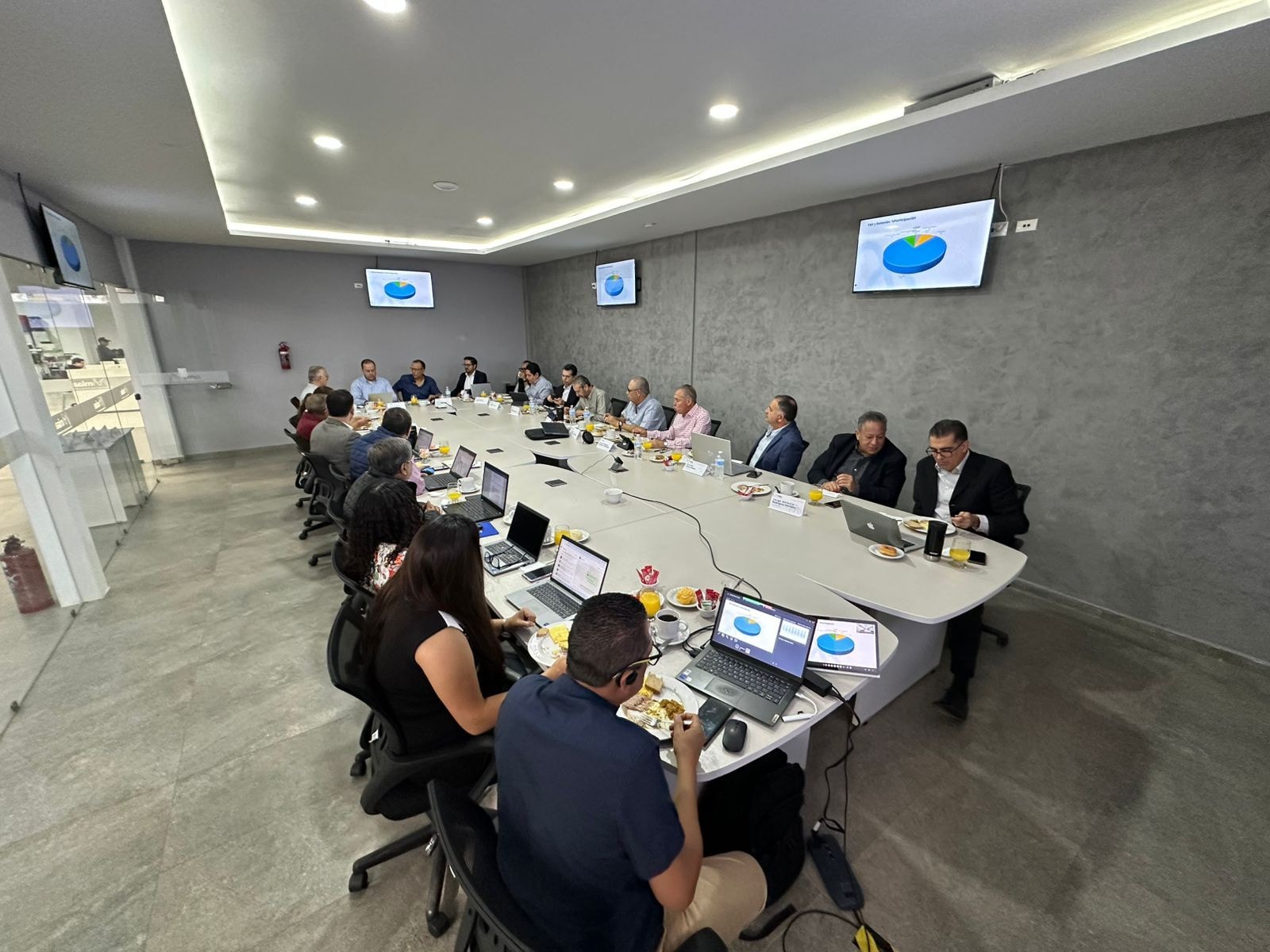 ✅💧 Hoy llevamos a cabo la sesión mensual del Consejo Directivo de MIAA, donde se revisaron avances, proyectos y acciones estratégicas para continuar garantizando un mejor servicio de agua potable y alcantarillado a la ciudadanía