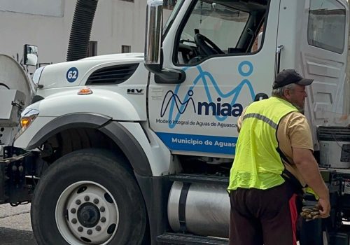 ✅🚛 Nuestras cuadrillas trabajan diariamente en los desazolves de alcantarillas y registros para lograr un óptimo funcionamiento de la red de saneamiento 🚧🕳️🚧