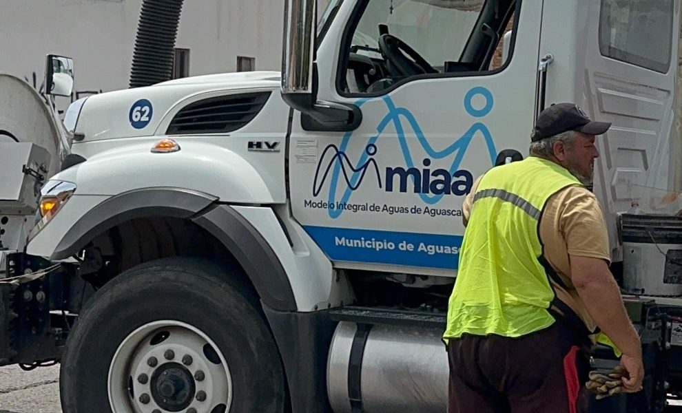 ✅🚛 Nuestras cuadrillas trabajan diariamente en los desazolves de alcantarillas y registros para lograr un óptimo funcionamiento de la red de saneamiento 🚧🕳️🚧