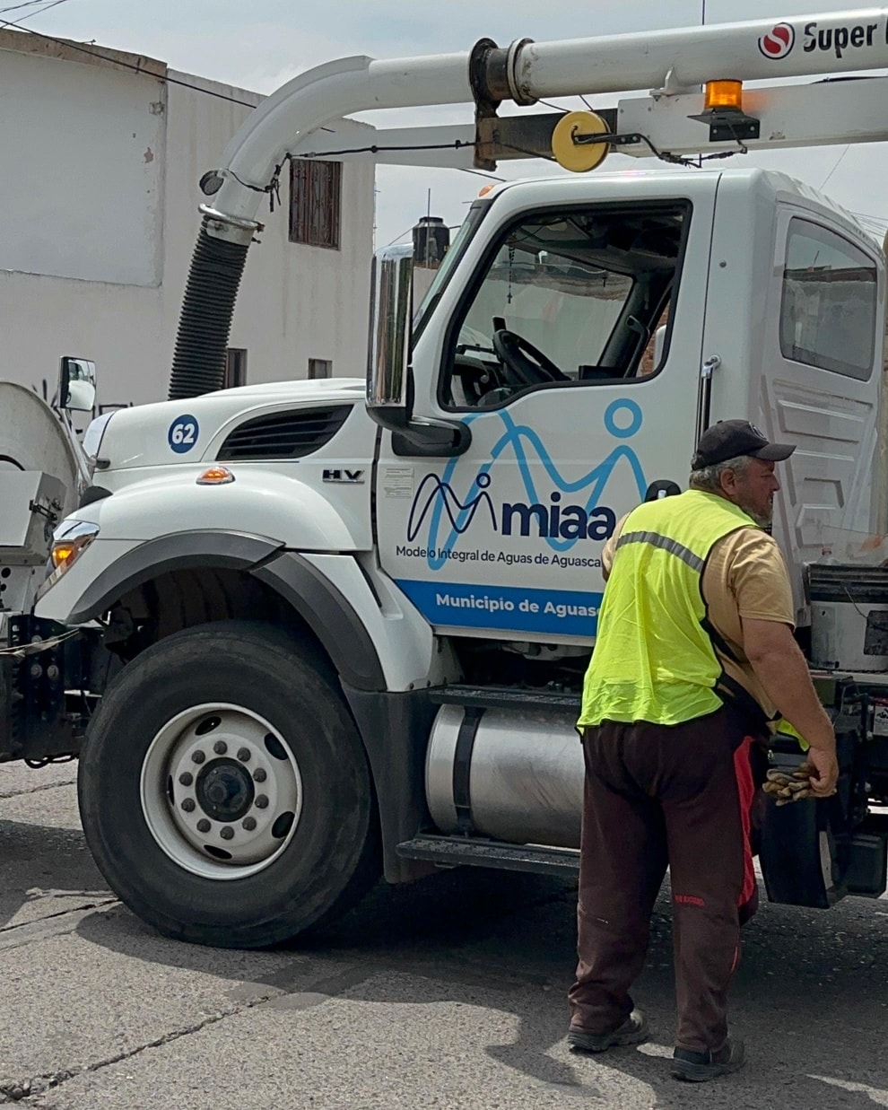 ✅🚛 Nuestras cuadrillas trabajan diariamente en los desazolves de alcantarillas y registros para lograr un óptimo funcionamiento de la red de saneamiento 🚧🕳️🚧