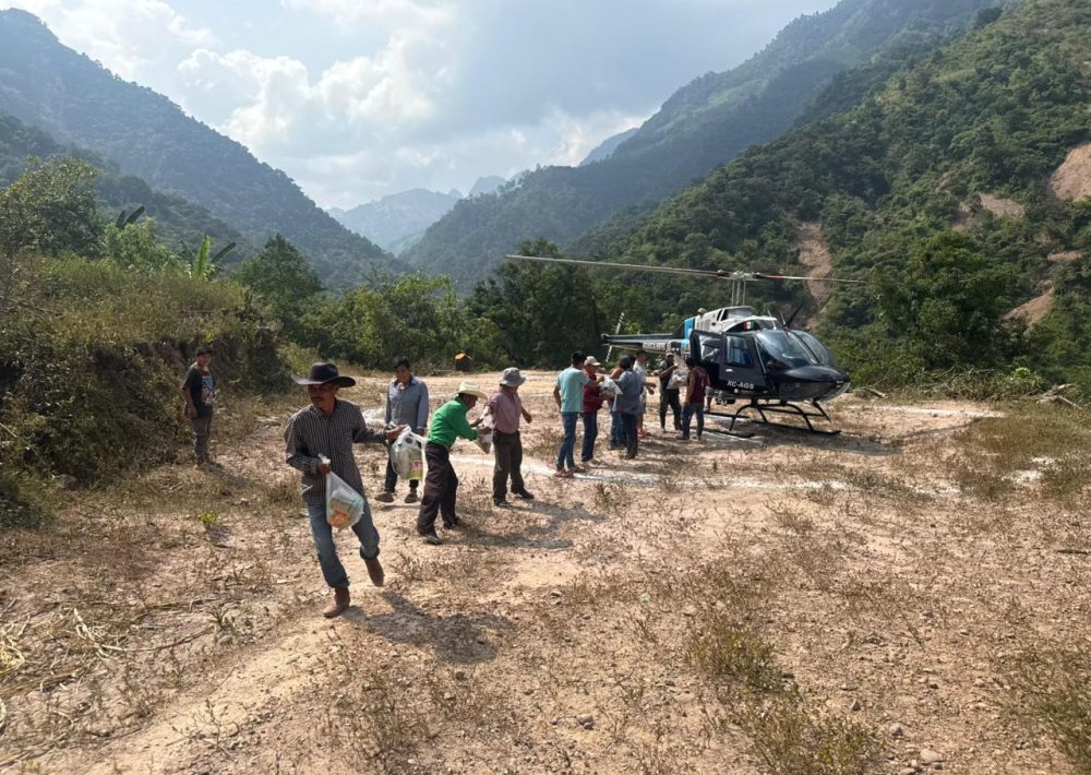 El helicóptero Halcón I de la Policía Municipal de Aguascalientes, brindó apoyo durante todo el fin de semana para el traslado de víveres a las zonas afectadas por las lluvias, en los límites de Hidalgo y Veracruz.🚁