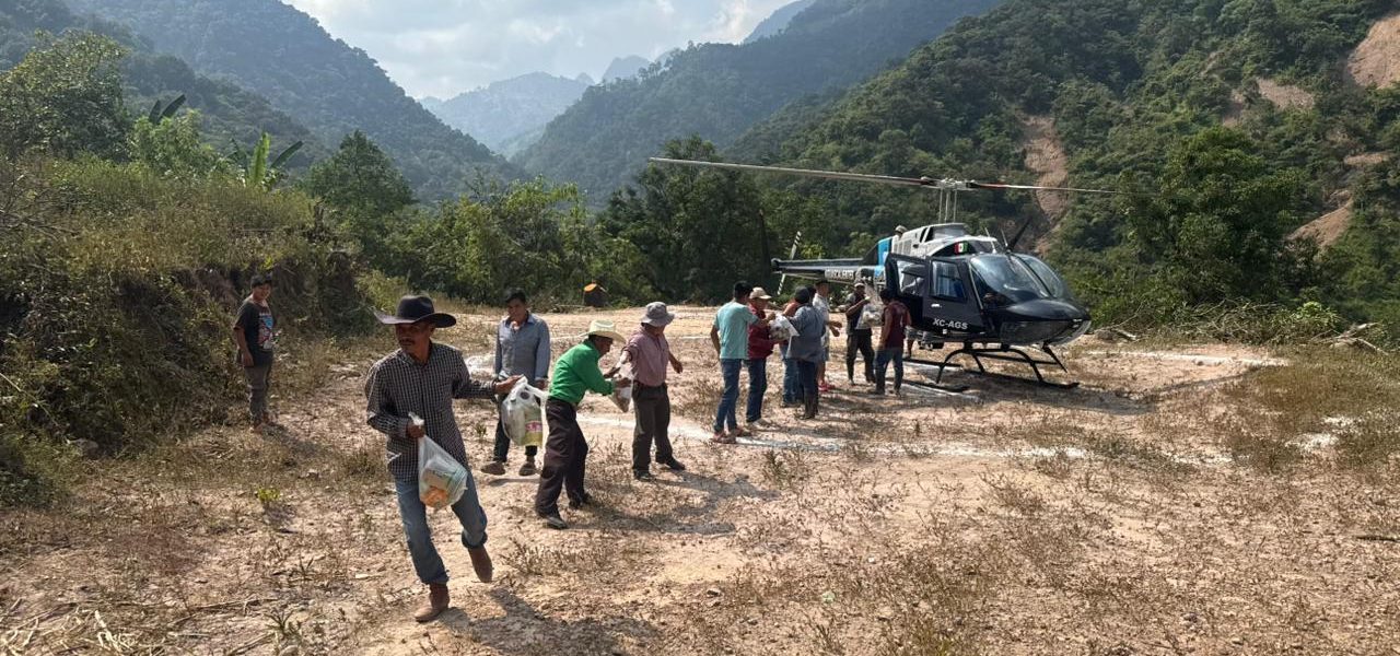 El helicóptero Halcón I de la Policía Municipal de Aguascalientes, brindó apoyo durante todo el fin de semana para el traslado de víveres a las zonas afectadas por las lluvias, en los límites de Hidalgo y Veracruz.🚁