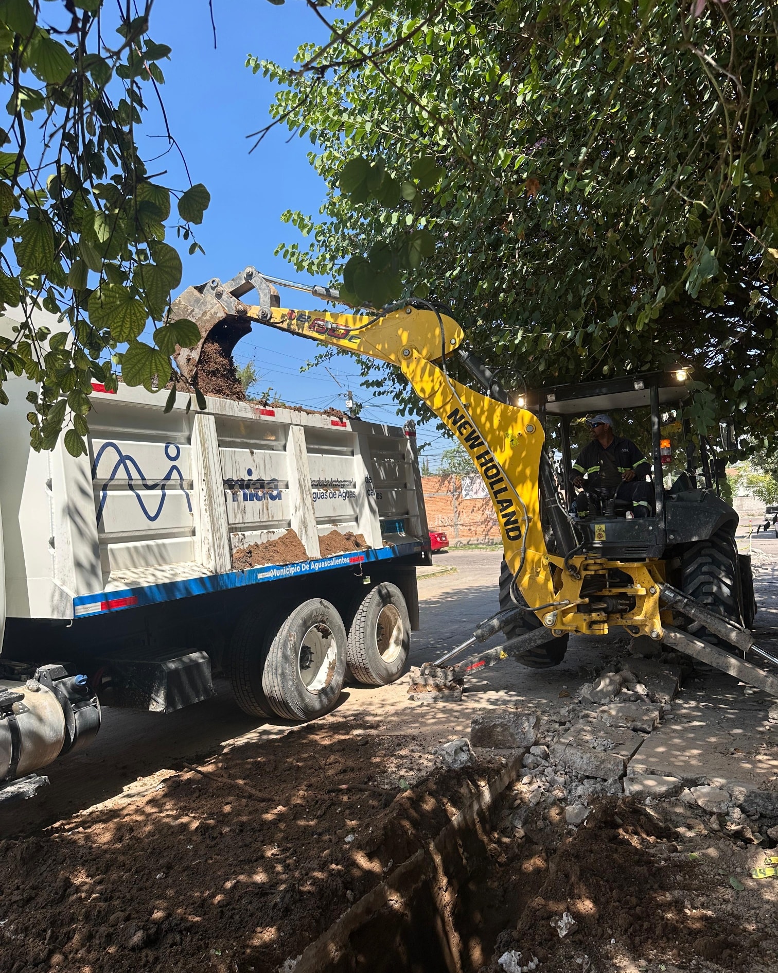 ✅👷 Iniciamos los trabajos y maniobras necesarias para la rehabilitación y saneamiento de la red central de alcantarillado, con la cual se obtendrá un correcto flujo de las descargas sanitarias. 🚧🕳️🚧
