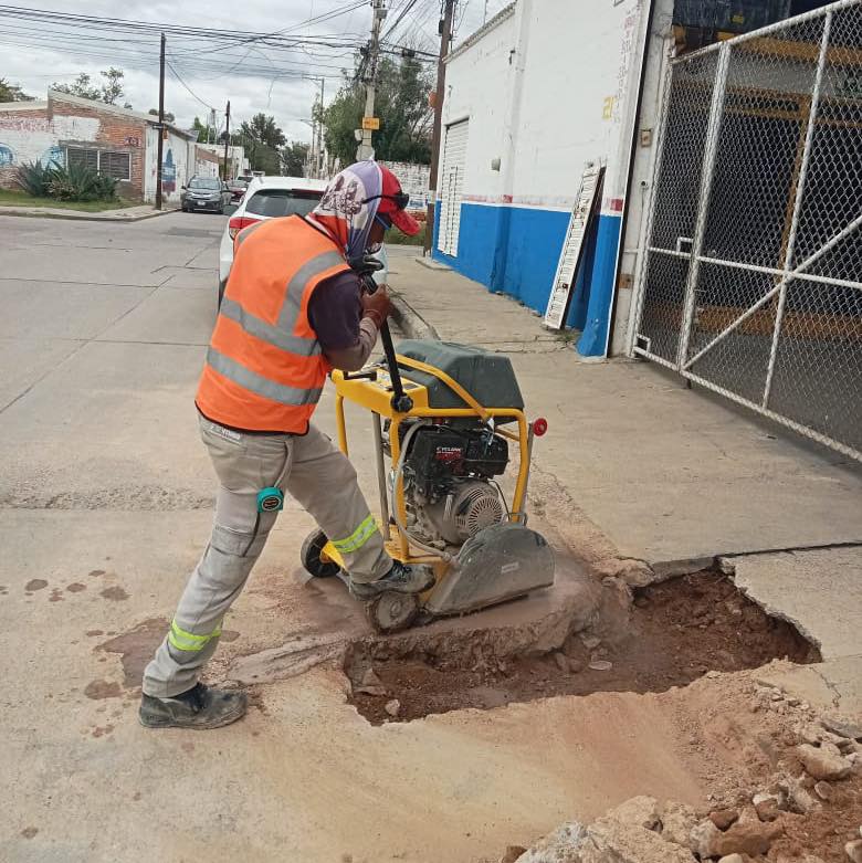 🕳️🪏Continuamos con los trabajos de bacheo tras la reparación de fugas en tomas domiciliarias 💦.