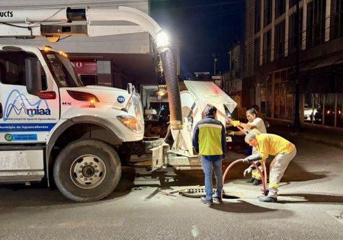 🚯⚡️En estos momentos nuestras cuadrillas de alcantarillado en coordinación con la CFE, Protección Civil, Bomberos y Obras Públicas Municipales nos encontramos nuevamente atendiendo el reporte de malos olores en una caja de registro de la CFE ubicada sobre 5 de Mayo esquina Allende, zona Centro.