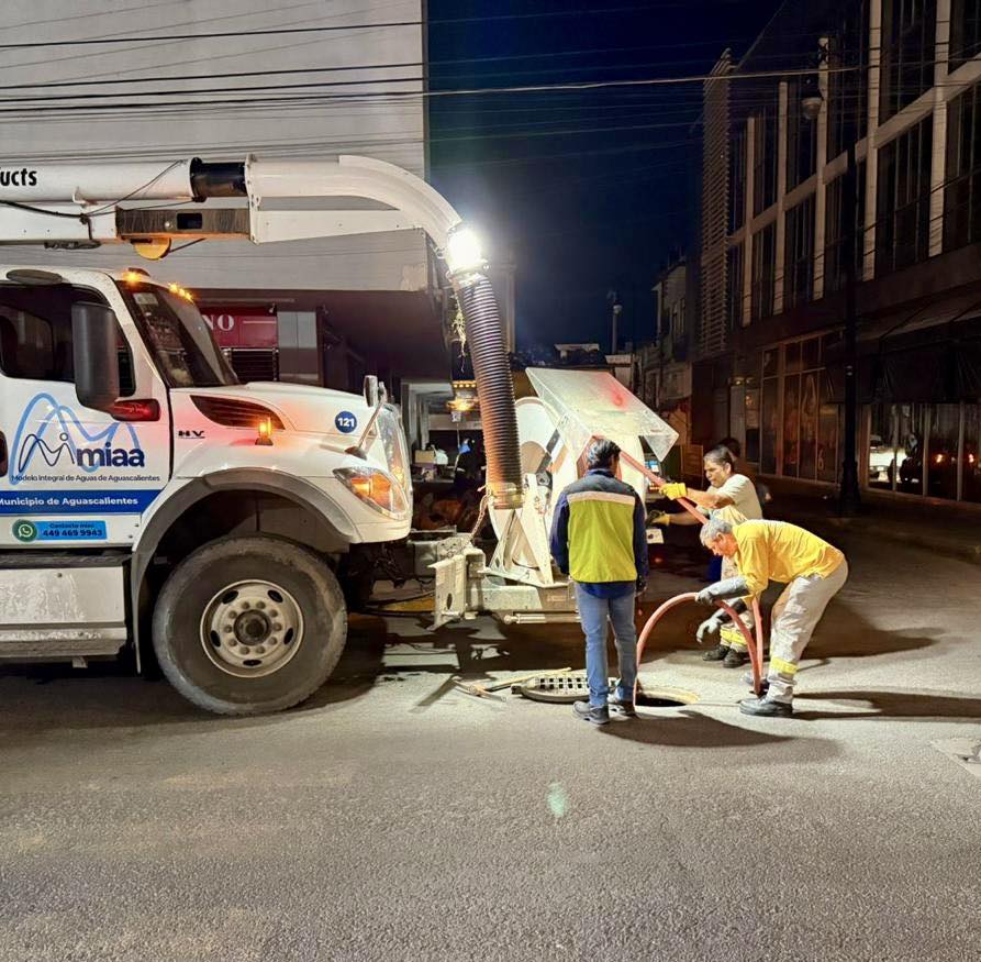 🚯⚡️En estos momentos nuestras cuadrillas de alcantarillado en coordinación con la CFE, Protección Civil, Bomberos y Obras Públicas Municipales nos encontramos nuevamente atendiendo el reporte de malos olores en una caja de registro de la CFE ubicada sobre 5 de Mayo esquina Allende, zona Centro.