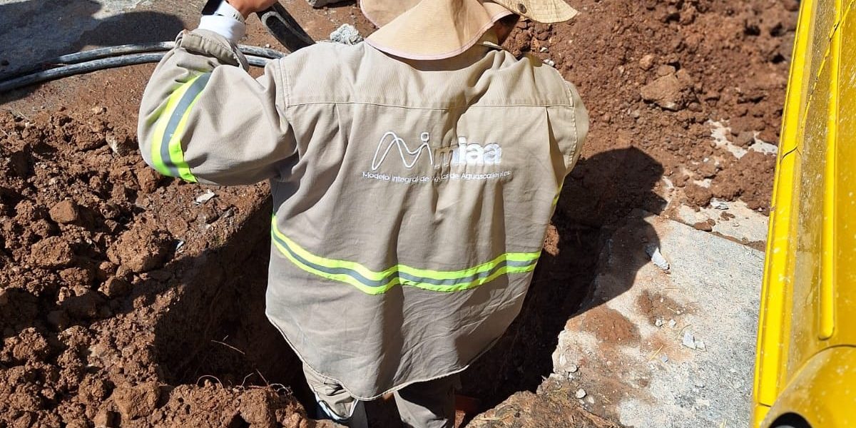 ✅👷 Atendimos el reporte de una fuga de agua potable, en la cual remplazamos las piezas dañadas para evitar el desperdicio de agua. 💧👍🔧