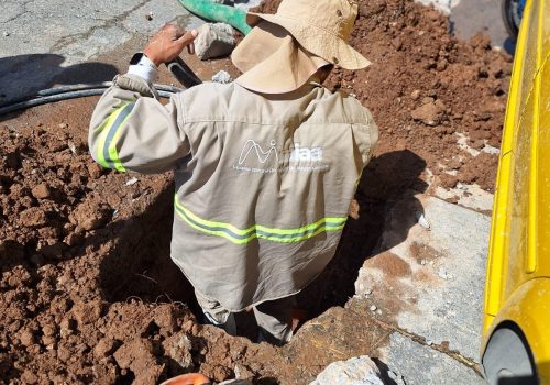 ✅👷 Atendimos el reporte de una fuga de agua potable, en la cual remplazamos las piezas dañadas para evitar el desperdicio de agua. 💧👍🔧