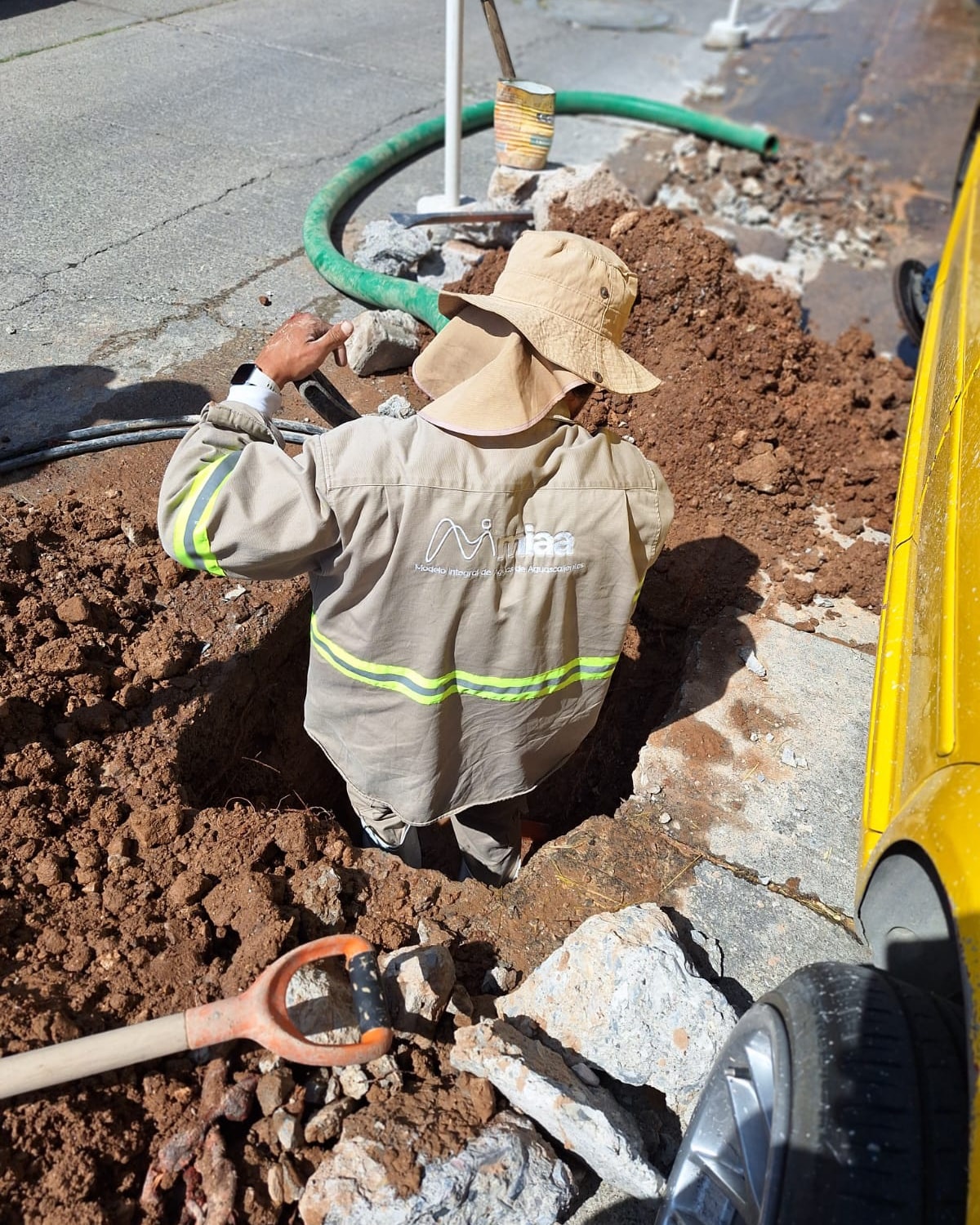 ✅👷 Atendimos el reporte de una fuga de agua potable, en la cual remplazamos las piezas dañadas para evitar el desperdicio de agua. 💧👍🔧