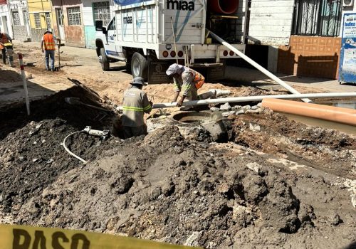 ✅👷🏼‍♂️ Restauramos una parte de la tubería central de agua potable, como parte de los trabajos realizados en la rehabilitación y saneamiento de la red central de alcantarillado. 💧👍🏻🔧