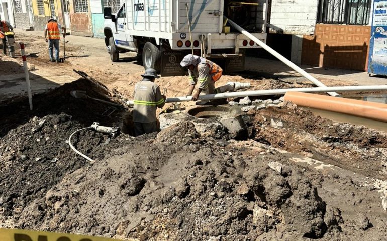 ✅👷🏼‍♂️ Restauramos una parte de la tubería central de agua potable, como parte de los trabajos realizados en la rehabilitación y saneamiento de la red central de alcantarillado. 💧👍🏻🔧
