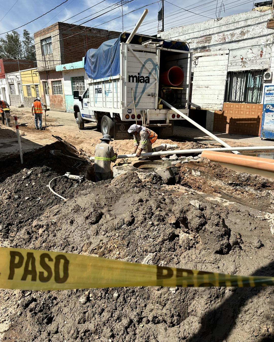✅👷🏼‍♂️ Restauramos una parte de la tubería central de agua potable, como parte de los trabajos realizados en la rehabilitación y saneamiento de la red central de alcantarillado. 💧👍🏻🔧