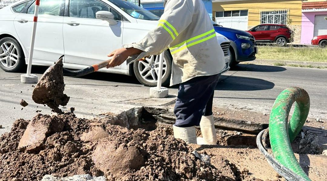 ✅👷🏼‍♂️ Atendimos el reporte de una fuga de agua potable en una vialidad, la cual reparamos a la brevedad posible para evitar el desperdicio del vital líquido. 💧👍🏻🔧