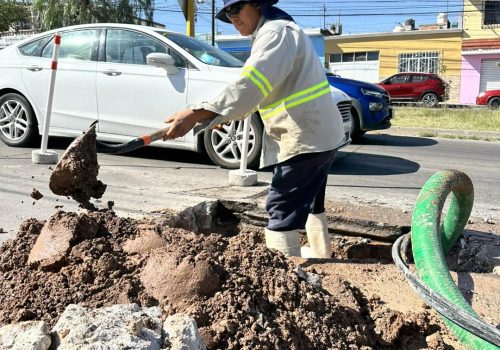 ✅👷🏼‍♂️ Atendimos el reporte de una fuga de agua potable en una vialidad, la cual reparamos a la brevedad posible para evitar el desperdicio del vital líquido. 💧👍🏻🔧