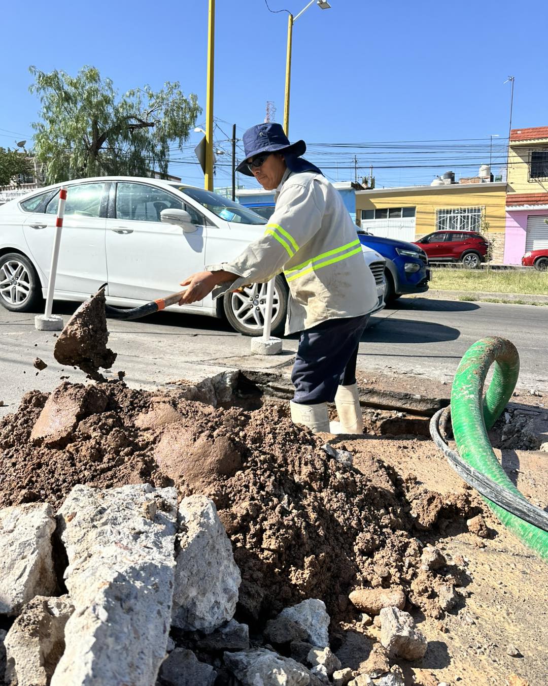 ✅👷🏼‍♂️ Atendimos el reporte de una fuga de agua potable en una vialidad, la cual reparamos a la brevedad posible para evitar el desperdicio del vital líquido. 💧👍🏻🔧