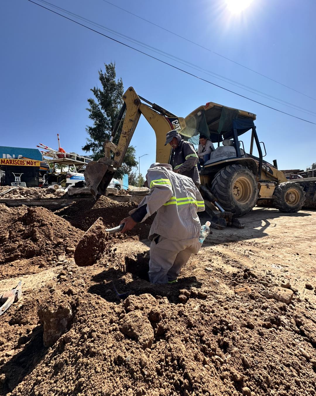 ✅👷🏼‍♂️ Realizamos un interconexión en la línea central de agua potable, con la cual brindaremos un mejor abasto a los usuarios. 👍🏻🔧💧