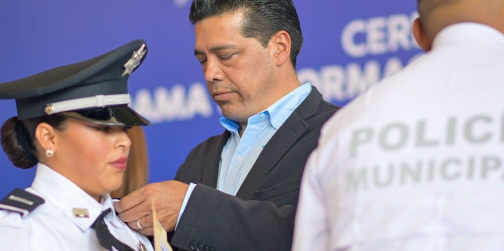 Tenemos un gran reto por delante: incrementar la eficiencia física del servicio de agua potable. En el marco de su Primer Informe, la tarde de este miércoles, el presidente municipal Leo Montañez encabezó un encuentro con representantes del sector hídrico, para dar a conocer las acciones que se llevaron a cabo por parte del Modelo de Aguas de Aguascalientes (MIAA) y brindar a las familias un mejor servicio.     En las instalaciones de las oficinas centrales de MIAA, el presidente municipal destacó las virtudes de este organismo ciudadano que ahora realiza grandes inversiones en equipamiento, sin dejar a un lado la importancia de adaptar tecnología en la infraestructura, con el obbjetivo de incrementar la eficiencia del servicio que se brinda.       “De manera responsable hoy se reinvierten los recursos en la mejora constante del servicio, con la visión de recuperar el agua que se pierde en fugas no visibles a través de la actualización constante en la infraestructura”, dijo.     Como muestra de ello, se llevó a cabo la instalación de cinco mil medidores ultrasónicos para tener una lectura más precisa, en tiempo real en la detección de fugas domiciliarias y evitar pérdidas del agua. «Tenemos un gran reto por delante: incrementar la eficiencia física del servicio de agua potable en beneficio de toda la población», resaltó Leo Montañez.     Informó que el organismo del agua cuenta con el fondo de apoyo social de alrededor de 100 millones de pesos, para brindar ayuda de manera preferente a los adultos mayores o población vulnerable, quienes pueden acercarse y solicitar este beneficio, el cual se tiene gracias al pago puntal de los contribuyentes.          Leo Montañez, agradeció el gran trabajo de colaboración del Consejo Ciudadano de MIAA por la labor titánica que llevan a cabo, por su profesionalismo, experiencia y su basto conocimiento, para que hoy Aguascalientes cuente con un organismo que será ejemplo para otros municipios del país por los buenos resultados.      Durante su mensaje se contó con la presencia de la síndica, Yadhira Salas Aguilar, los regidores Cindy Alejandra Ruvalcaba de Loera, Leslie Atilano Tapia, Juan Manuel Gómez, Juan Antonio González Guerrero; Jesús Vallín Contreras, director general de MIAA, integrantes del Consejo Ciudadano e invitados especiales.