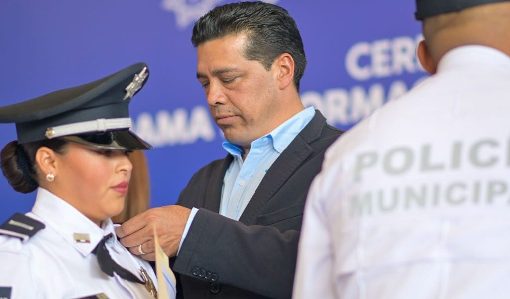 Tenemos un gran reto por delante: incrementar la eficiencia física del servicio de agua potable. En el marco de su Primer Informe, la tarde de este miércoles, el presidente municipal Leo Montañez encabezó un encuentro con representantes del sector hídrico, para dar a conocer las acciones que se llevaron a cabo por parte del Modelo de Aguas de Aguascalientes (MIAA) y brindar a las familias un mejor servicio.     En las instalaciones de las oficinas centrales de MIAA, el presidente municipal destacó las virtudes de este organismo ciudadano que ahora realiza grandes inversiones en equipamiento, sin dejar a un lado la importancia de adaptar tecnología en la infraestructura, con el obbjetivo de incrementar la eficiencia del servicio que se brinda.       “De manera responsable hoy se reinvierten los recursos en la mejora constante del servicio, con la visión de recuperar el agua que se pierde en fugas no visibles a través de la actualización constante en la infraestructura”, dijo.     Como muestra de ello, se llevó a cabo la instalación de cinco mil medidores ultrasónicos para tener una lectura más precisa, en tiempo real en la detección de fugas domiciliarias y evitar pérdidas del agua. «Tenemos un gran reto por delante: incrementar la eficiencia física del servicio de agua potable en beneficio de toda la población», resaltó Leo Montañez.     Informó que el organismo del agua cuenta con el fondo de apoyo social de alrededor de 100 millones de pesos, para brindar ayuda de manera preferente a los adultos mayores o población vulnerable, quienes pueden acercarse y solicitar este beneficio, el cual se tiene gracias al pago puntal de los contribuyentes.          Leo Montañez, agradeció el gran trabajo de colaboración del Consejo Ciudadano de MIAA por la labor titánica que llevan a cabo, por su profesionalismo, experiencia y su basto conocimiento, para que hoy Aguascalientes cuente con un organismo que será ejemplo para otros municipios del país por los buenos resultados.      Durante su mensaje se contó con la presencia de la síndica, Yadhira Salas Aguilar, los regidores Cindy Alejandra Ruvalcaba de Loera, Leslie Atilano Tapia, Juan Manuel Gómez, Juan Antonio González Guerrero; Jesús Vallín Contreras, director general de MIAA, integrantes del Consejo Ciudadano e invitados especiales.