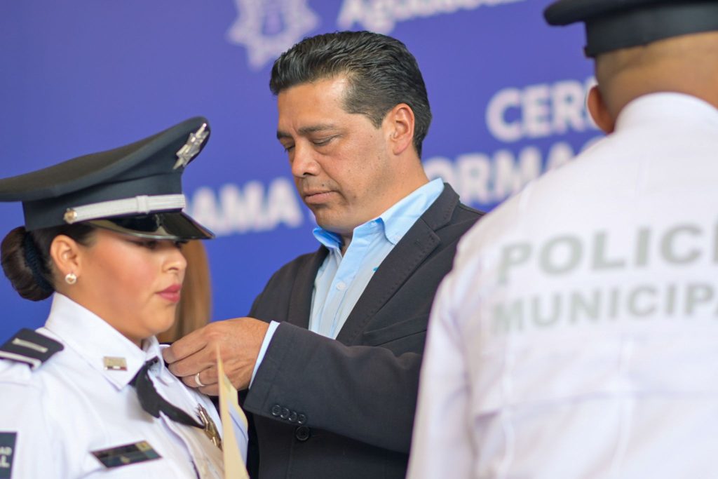 Tenemos un gran reto por delante: incrementar la eficiencia física del servicio de agua potable. En el marco de su Primer Informe, la tarde de este miércoles, el presidente municipal Leo Montañez encabezó un encuentro con representantes del sector hídrico, para dar a conocer las acciones que se llevaron a cabo por parte del Modelo de Aguas de Aguascalientes (MIAA) y brindar a las familias un mejor servicio.     En las instalaciones de las oficinas centrales de MIAA, el presidente municipal destacó las virtudes de este organismo ciudadano que ahora realiza grandes inversiones en equipamiento, sin dejar a un lado la importancia de adaptar tecnología en la infraestructura, con el obbjetivo de incrementar la eficiencia del servicio que se brinda.       “De manera responsable hoy se reinvierten los recursos en la mejora constante del servicio, con la visión de recuperar el agua que se pierde en fugas no visibles a través de la actualización constante en la infraestructura”, dijo.     Como muestra de ello, se llevó a cabo la instalación de cinco mil medidores ultrasónicos para tener una lectura más precisa, en tiempo real en la detección de fugas domiciliarias y evitar pérdidas del agua. «Tenemos un gran reto por delante: incrementar la eficiencia física del servicio de agua potable en beneficio de toda la población», resaltó Leo Montañez.     Informó que el organismo del agua cuenta con el fondo de apoyo social de alrededor de 100 millones de pesos, para brindar ayuda de manera preferente a los adultos mayores o población vulnerable, quienes pueden acercarse y solicitar este beneficio, el cual se tiene gracias al pago puntal de los contribuyentes.          Leo Montañez, agradeció el gran trabajo de colaboración del Consejo Ciudadano de MIAA por la labor titánica que llevan a cabo, por su profesionalismo, experiencia y su basto conocimiento, para que hoy Aguascalientes cuente con un organismo que será ejemplo para otros municipios del país por los buenos resultados.      Durante su mensaje se contó con la presencia de la síndica, Yadhira Salas Aguilar, los regidores Cindy Alejandra Ruvalcaba de Loera, Leslie Atilano Tapia, Juan Manuel Gómez, Juan Antonio González Guerrero; Jesús Vallín Contreras, director general de MIAA, integrantes del Consejo Ciudadano e invitados especiales.