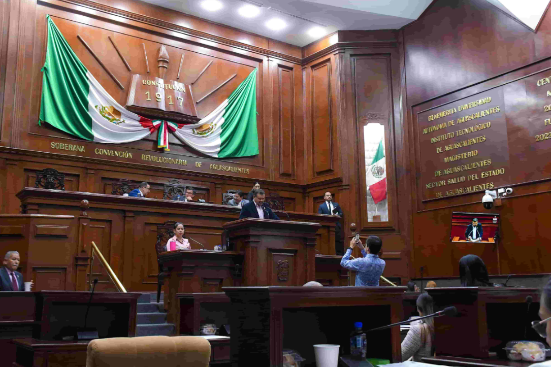 RINDEN PROTESTA DIPUTADO Y SECRETARIO GENERAL DEL CONGRESO DE AGUASCALIENTES