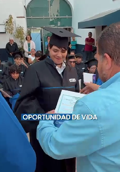 Hoy reconocemos a quienes concluyeron su primaria y secundaria en el Instituto para la Educación de las Personas Jóvenes y Adultas, sumando más de 9,500 certificados entregados este año.