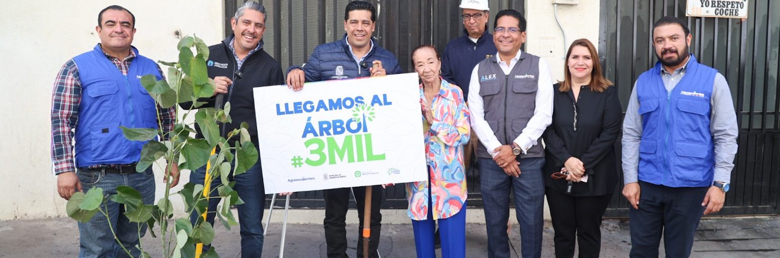 PLANTA LEO MONTAÑEZ EL EJEMPLAR NÚMERO 3 MIL DEL PROGRAMA “EL ÁRBOL DE MI CASA” EN EL BARRIO DEL ENCINO