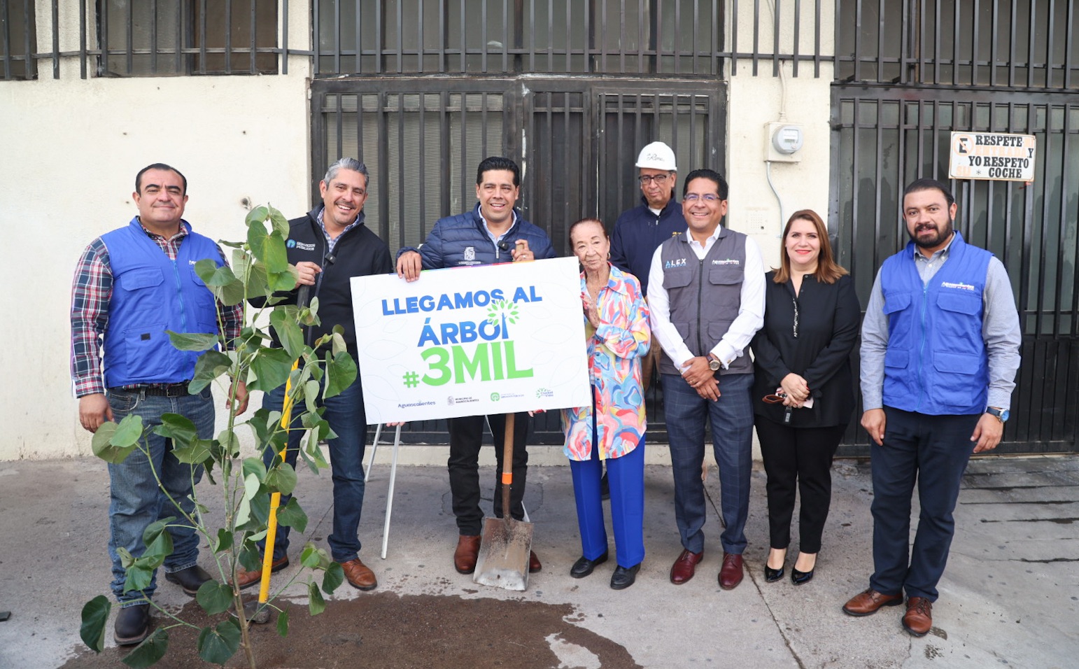 PLANTA LEO MONTAÑEZ EL EJEMPLAR NÚMERO 3 MIL DEL PROGRAMA “EL ÁRBOL DE MI CASA” EN EL BARRIO DEL ENCINO