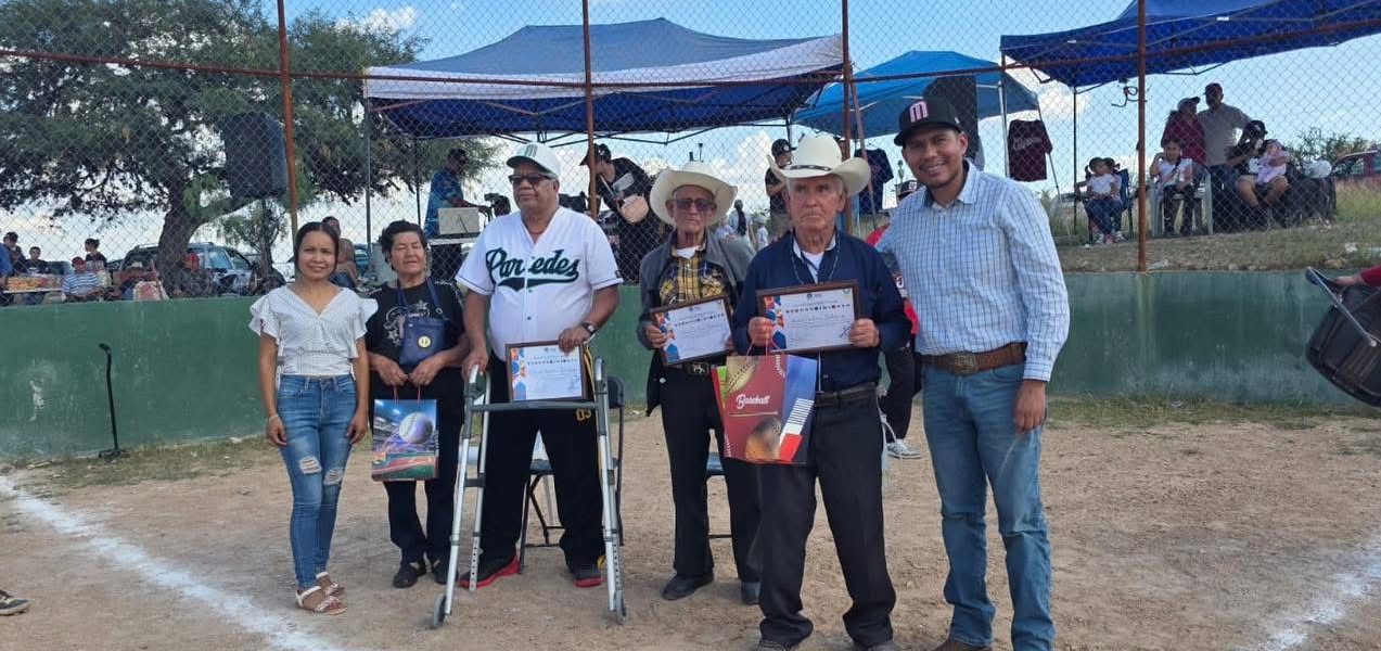 ⚾️ En el marco de la Feria de Santiago 2025, se rindió un merecido homenaje a tres grandes beisbolistas de la comunidad: Ismael Contreras Rodríguez, Seferino Contreras Rodríguez y Salvador Magdaleno Ruvalcaba, quienes con su dedicación y amor por el deporte han dejado una huella imborrable en la historia de Santiago. 🙌💙