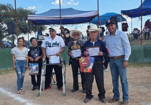 ⚾️ En el marco de la Feria de Santiago 2025, se rindió un merecido homenaje a tres grandes beisbolistas de la comunidad: Ismael Contreras Rodríguez, Seferino Contreras Rodríguez y Salvador Magdaleno Ruvalcaba, quienes con su dedicación y amor por el deporte han dejado una huella imborrable en la historia de Santiago. 🙌💙