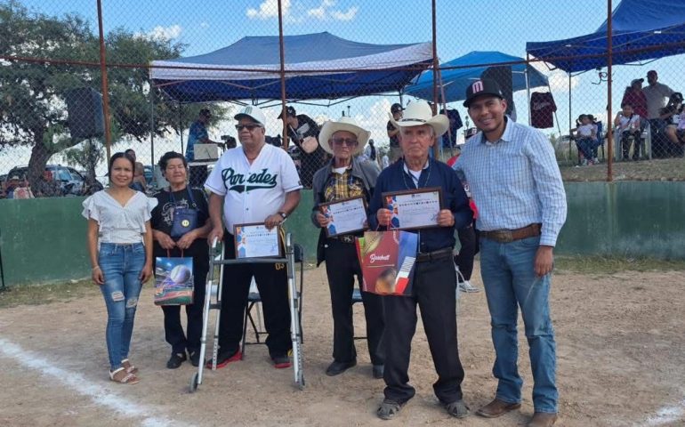 ⚾️ En el marco de la Feria de Santiago 2025, se rindió un merecido homenaje a tres grandes beisbolistas de la comunidad: Ismael Contreras Rodríguez, Seferino Contreras Rodríguez y Salvador Magdaleno Ruvalcaba, quienes con su dedicación y amor por el deporte han dejado una huella imborrable en la historia de Santiago. 🙌💙