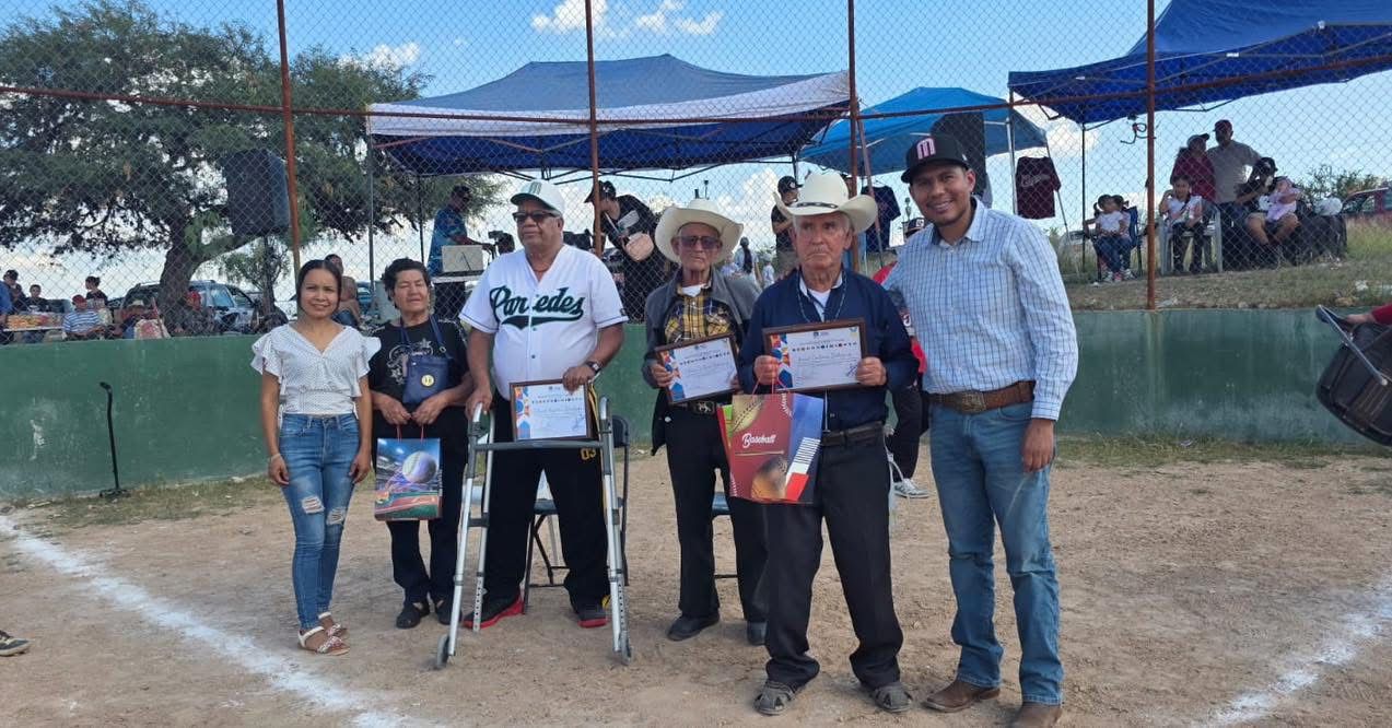 ⚾️ En el marco de la Feria de Santiago 2025, se rindió un merecido homenaje a tres grandes beisbolistas de la comunidad: Ismael Contreras Rodríguez, Seferino Contreras Rodríguez y Salvador Magdaleno Ruvalcaba, quienes con su dedicación y amor por el deporte han dejado una huella imborrable en la historia de Santiago. 🙌💙