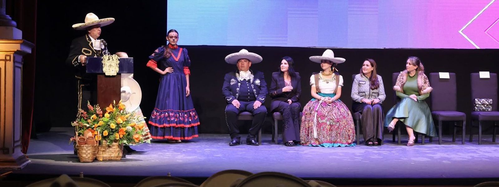 🇲🇽 Anoche, Lucero acompañó con mucho gusto a la Gobernadora Tere Jiménez y a Verónica González, Directora General del Buró de Congresos y Visitantes, en la inauguración del LXXXI Campeonato Nacional Charro “Pascual Ortiz Rubio – Vive Libre”.